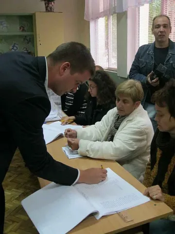 Старозагорка благослови Живко с Библията 