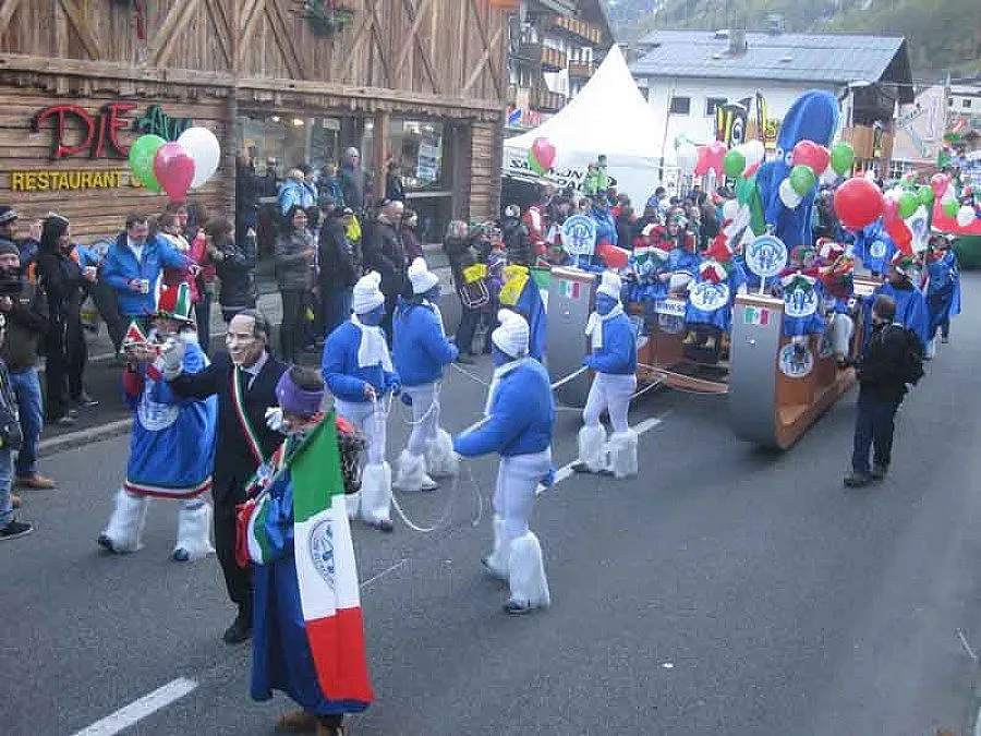 Берлускони и семейство Саркози се пуснаха в парад на феновете