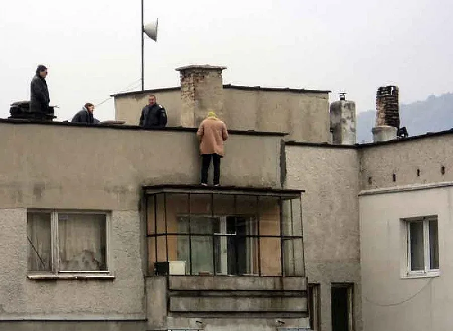 Зарязан влюбен 4 часа вися от осмия етаж