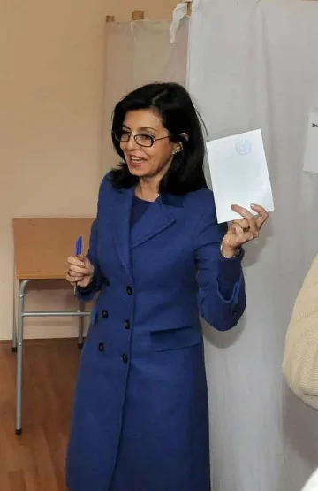 Кунева си загуби ума пред урната