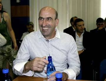 Навалица отложи вота на Лечков