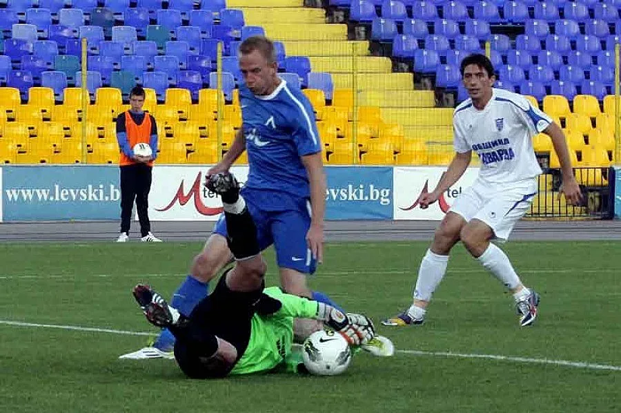 "Левски" взе с 3:2 въздух за дербито