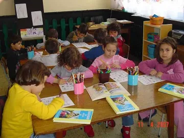 Самотни майки искат забавачка без пари