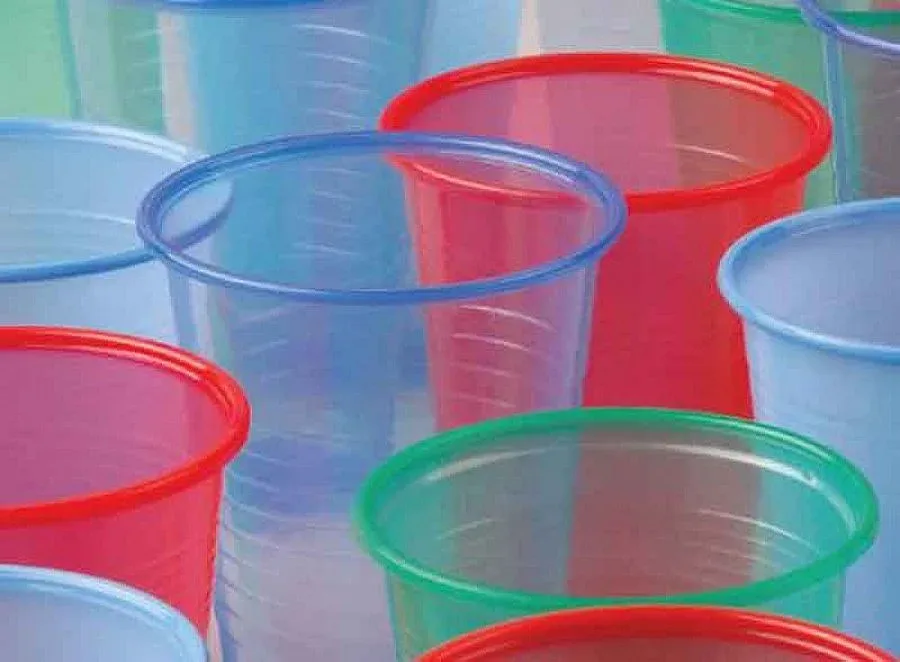 Удрят с данък и пластмасовите чаши