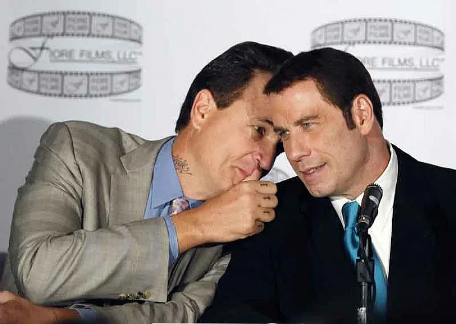 Джон Траволта кибичи на опашка за пилешко