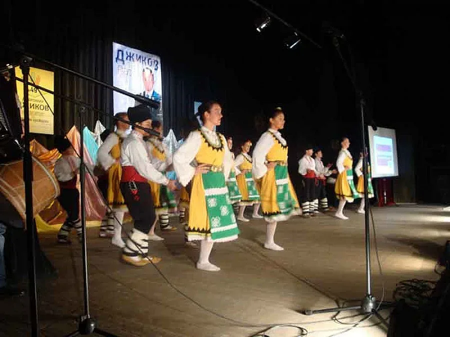 Джиков закри кампанията си с брейк и фолкдивата Теодора