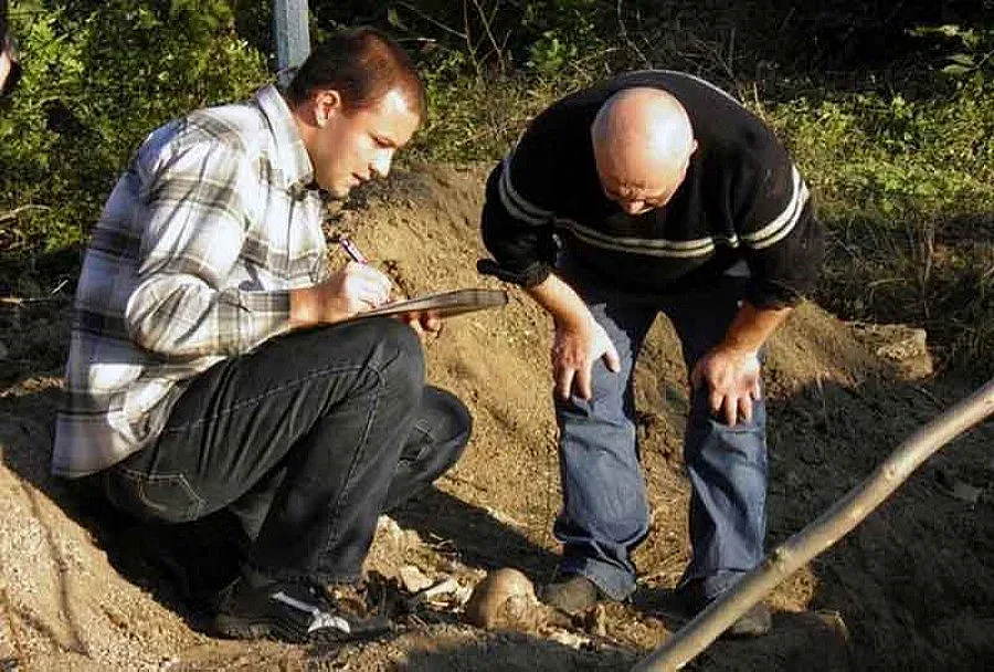 Скелет на дете втрещи работници