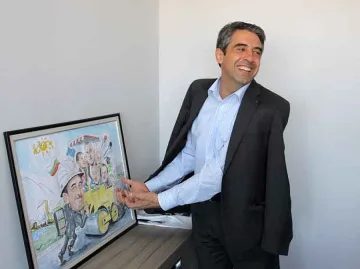 Плевнелиев пие чай от мащерка, Калфин тропа народни хора