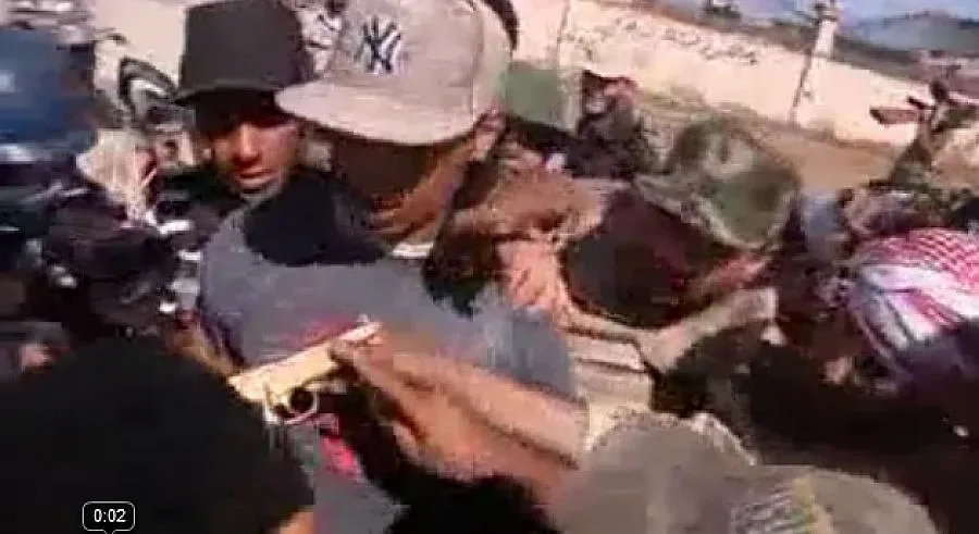 Тийнейджър пръснал главата на Кадафи (ВИДЕО)