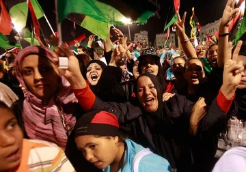 Либия празнува цяла нощ, погребват тайно Кадафи