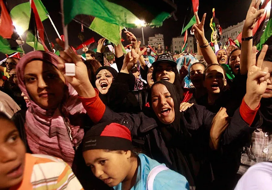 Либия празнува цяла нощ, погребват тайно Кадафи