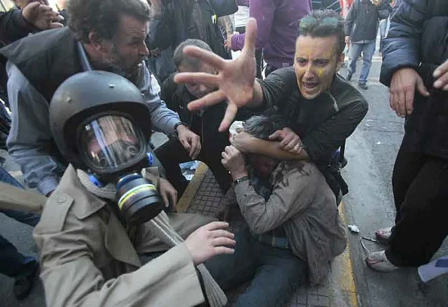 Безредиците в Атина взеха жертва