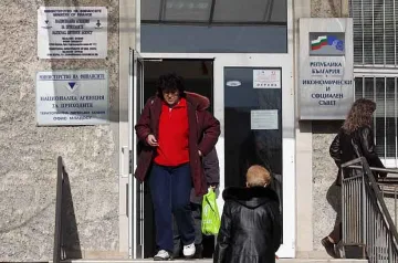 Фирмите плащат данъци 500 часа