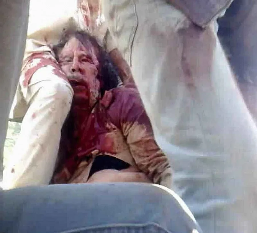 Ритат трупа на Кадафи по улиците (ВИДЕО)