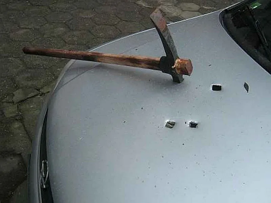 Забиха кирка в колата на кандидат за общинар