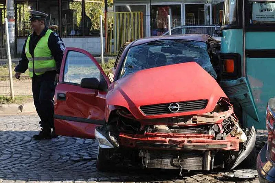 Полицай почина след удар в рейса Перник-София
