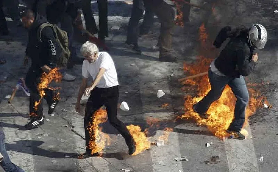 Хаос в центъра на Атина, масов бой между протестиращи