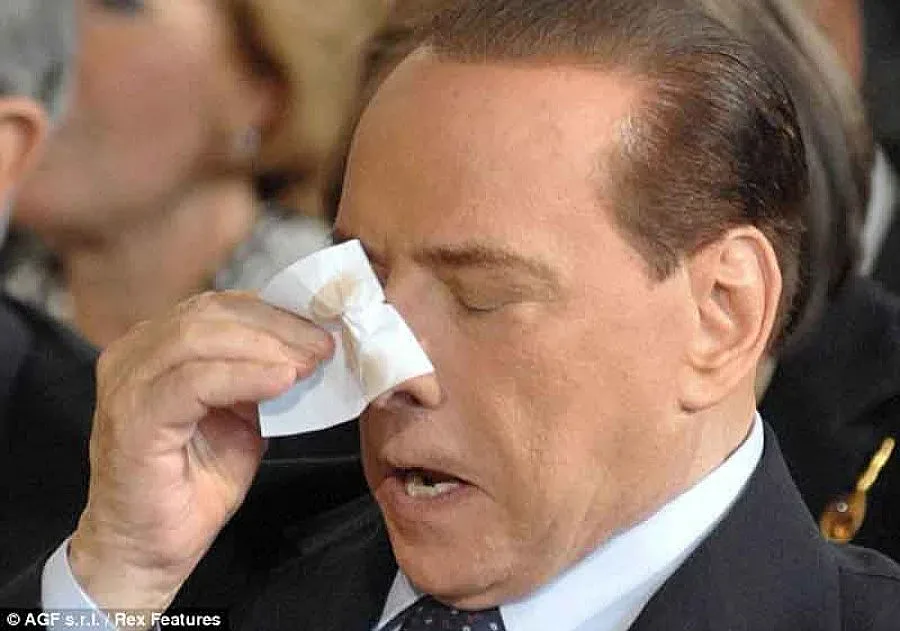 Снимка доказа: Берлускони се гримира