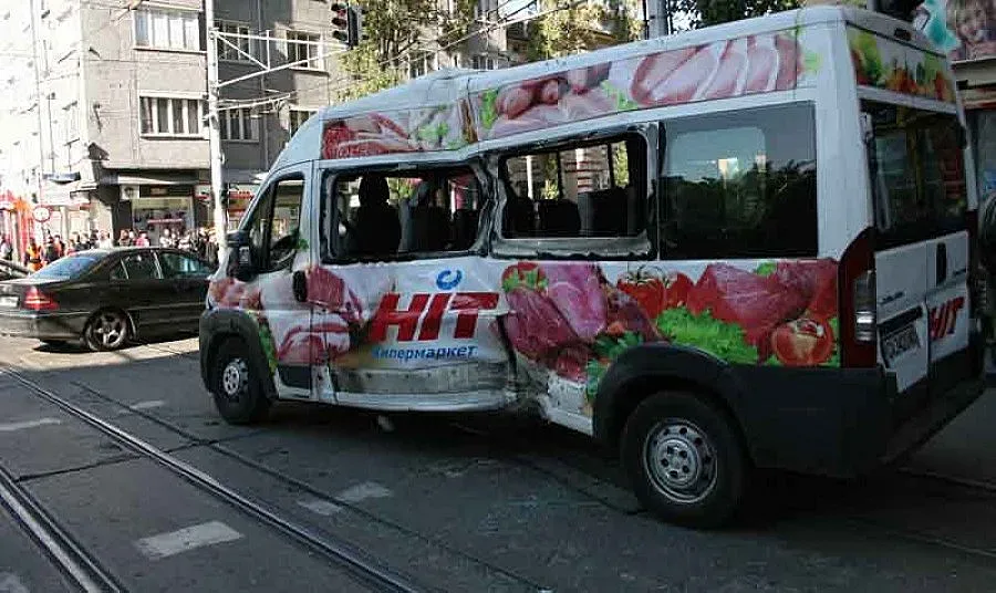 Трамвай помля маршрутка на Попа, 16 ранени