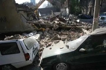 Стена се срина върху 7 автомобила на пъпа на София 