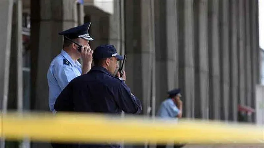 Кашон с надпис "Не пипай" побърка полицията