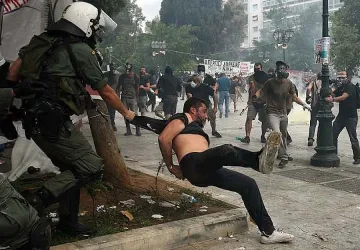 Най-малко 7 ранени при сблъсъците в Атина 