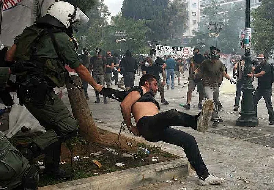 Най-малко 7 ранени при сблъсъците в Атина