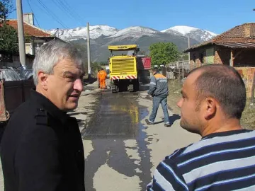 Розалин Петков строи пътища и водопроводи