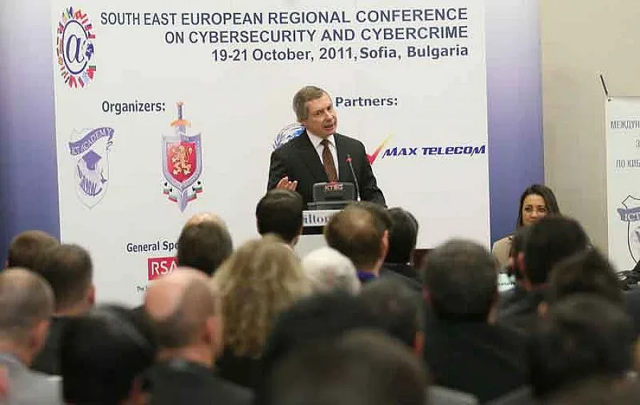 Масово крадат самоличност в нета