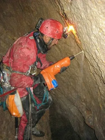Наши пещерняци оцеляха под камъни и вода в Албания