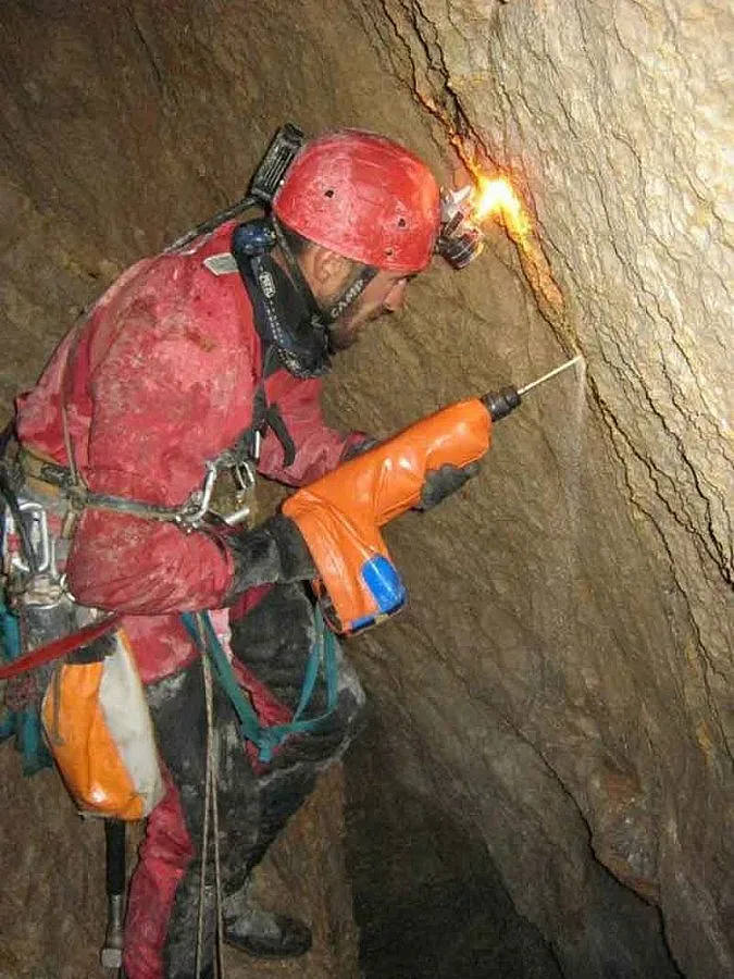 Наши пещерняци оцеляха под камъни и вода в Албания