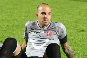 Ники Михайлов на косъм от "Аякс"