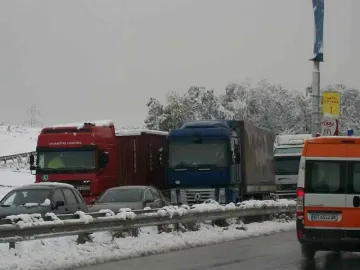 6 румънски автобуса заседнаха на Предела