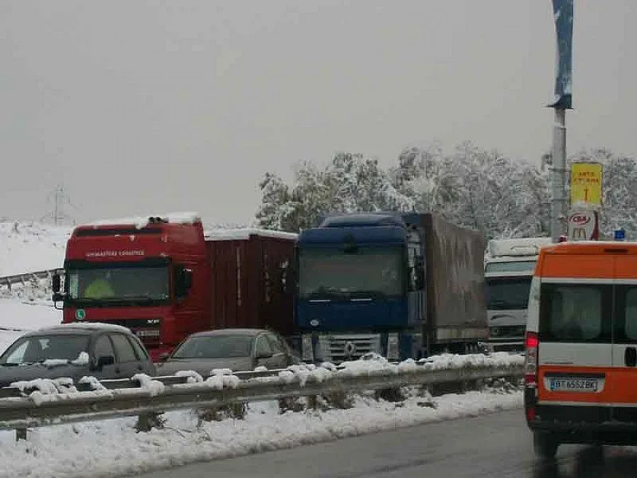 6 румънски автобуса заседнаха на Предела