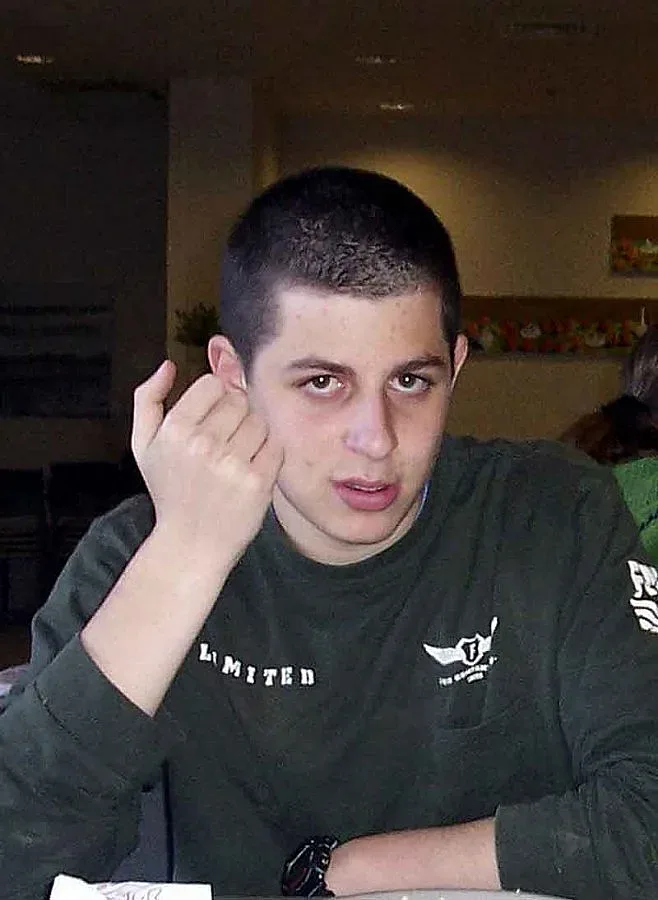 Гилад Шалит бе предаден на израелската армия