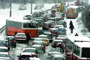 Сняг и верижна катастрофа затвори пътя за Варна