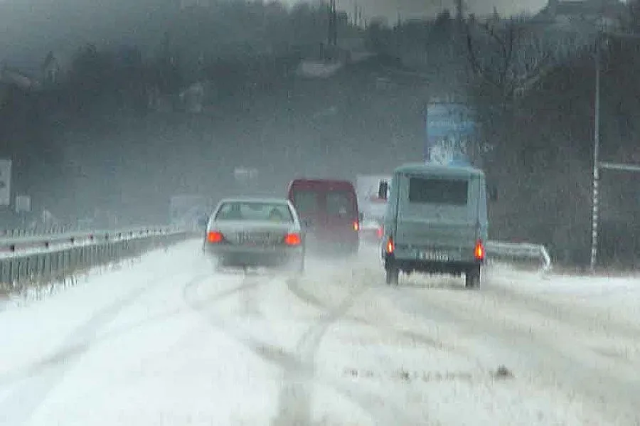 Два влака блокирани в село без ток