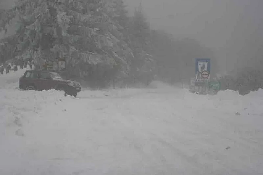 Метър сняг затвори границата