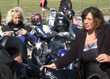 Кметица носи икона в храм заедно с рокери