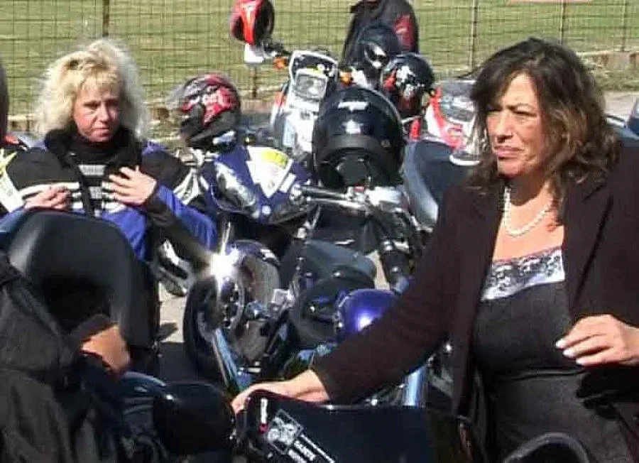 Кметица носи икона в храм заедно с рокери