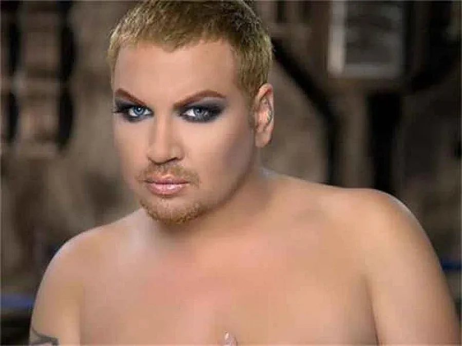 Азис си прави гърди, мъжки 