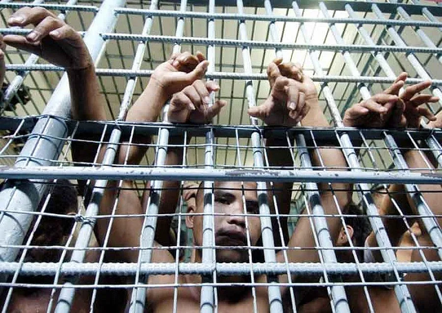 Пазач в Софийския затвор муле за дрога и алкохол