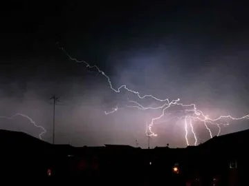 Вятърът счупи прозорците на болница в Сливен