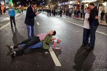 Инсталират гумени тротоари заради пияниците