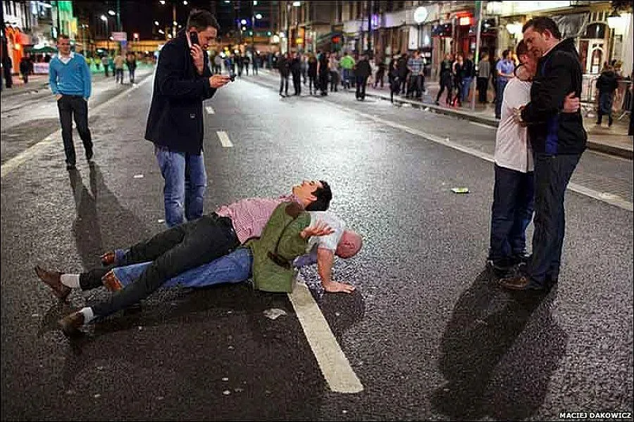 Инсталират гумени тротоари заради пияниците