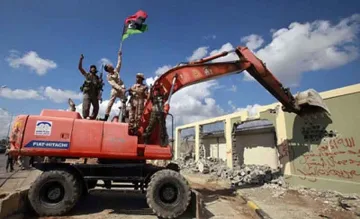 Рушат с булдозери резиденцията на Кадафи