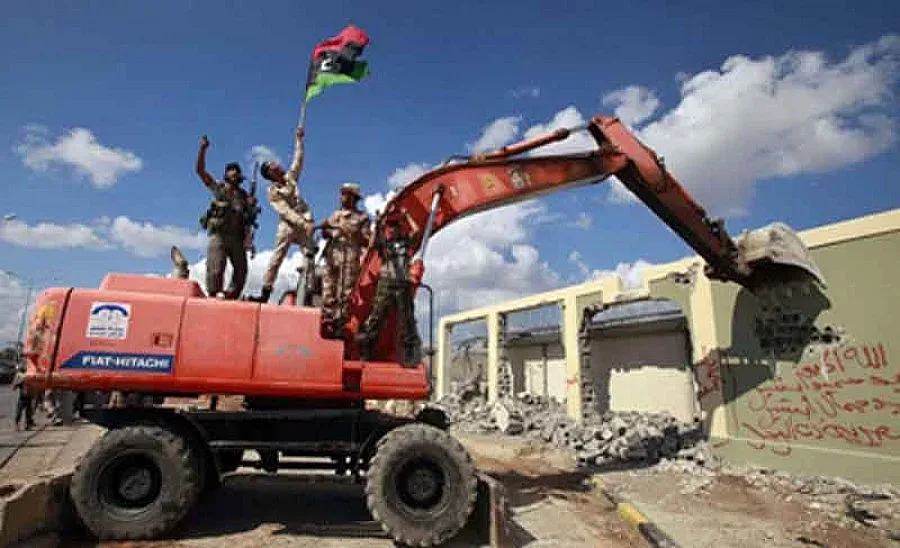 Рушат с булдозери резиденцията на Кадафи