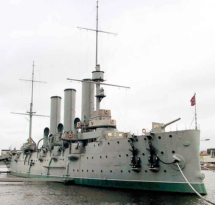 Развяха пиратски флаг на крайцера „Аврора” 