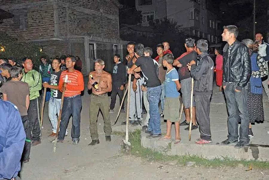 Циганска любов срещу 10 гласа