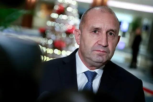Радев пак вдигна юмрука. Спря ключов закон